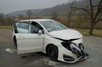 Aidlingen K1063: Frontalzusammenstoss nach Abbiegefehler